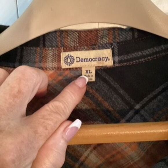 Democracy Women’s Plaid Flannel Shirt Shacket Sz XL Raw Hem Pockets - Picture 2 of 7